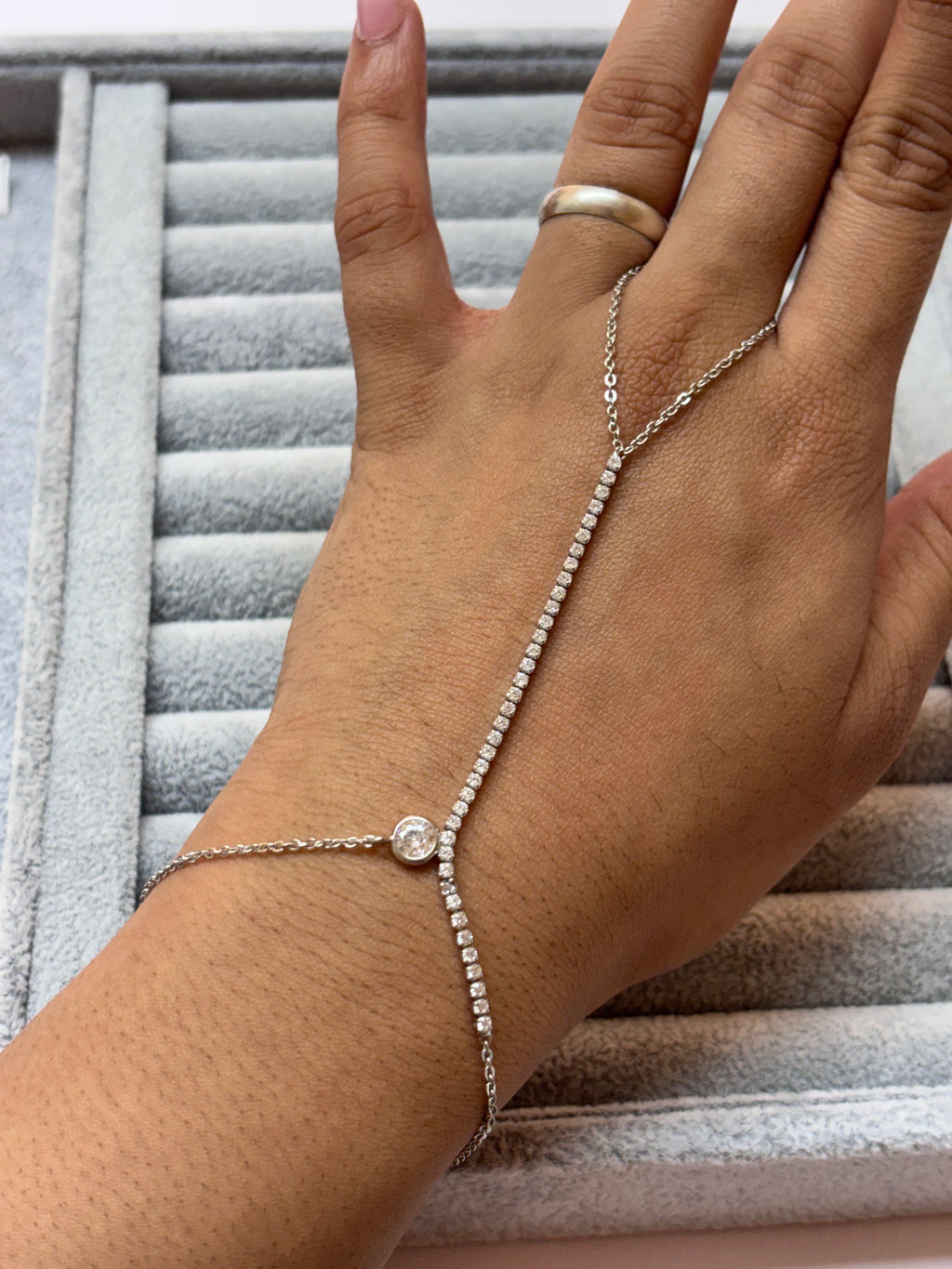 Round Stone Hand Chain – Silver