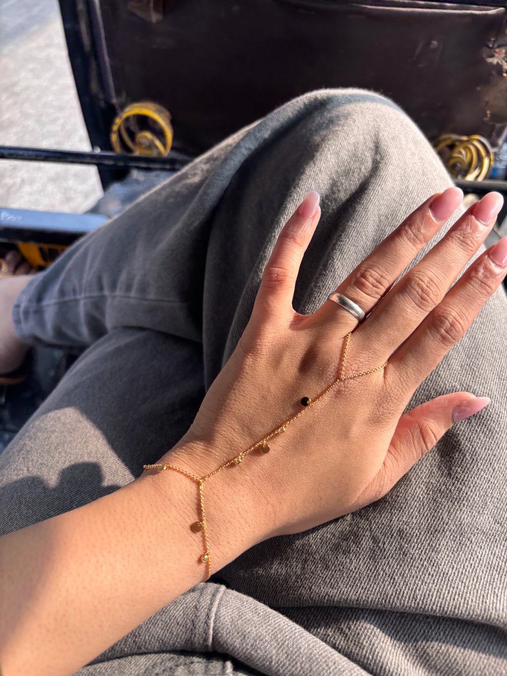 Disc Hand Chain – Gold